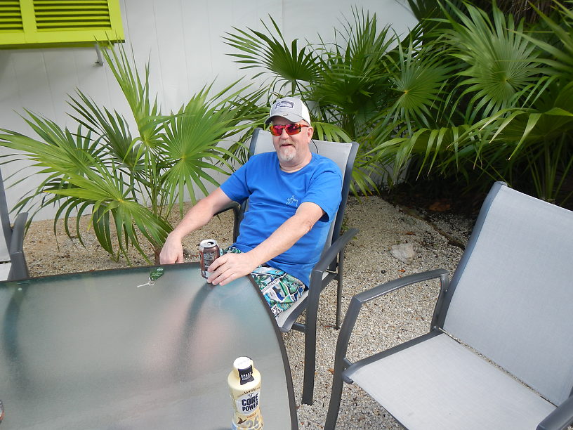 My co-pilot Ron is at our favorite table in the parking lot of the hotel, having a (root)beer